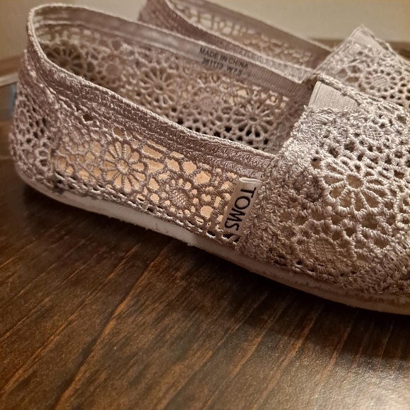 Toms, crocheted lace style, size W 7.5 - Picture 6 of 8